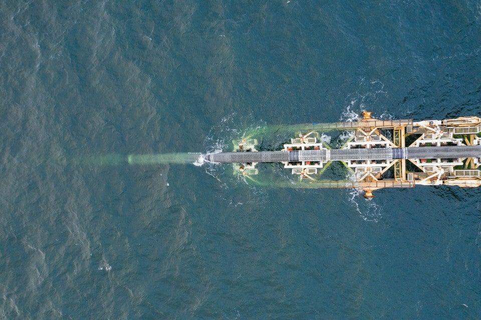 Pipeline laying ship