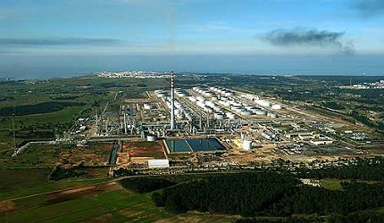 The refinery is spread across 320ha and comprises of 25 process units The refinery is spread across 320ha and comprises of 25 process units