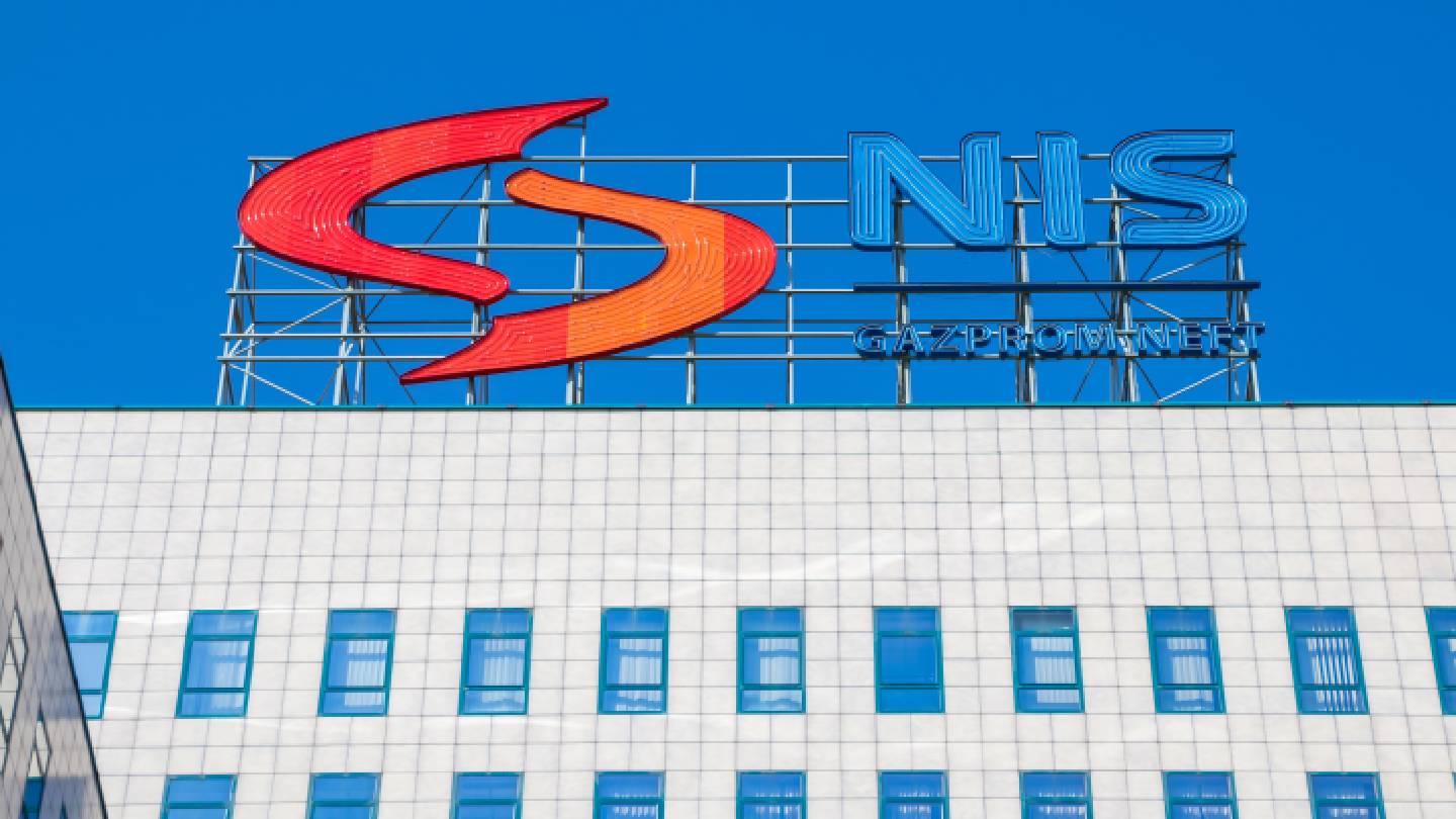 Russian companies agree to sell stake in Serbian refiner NIS 