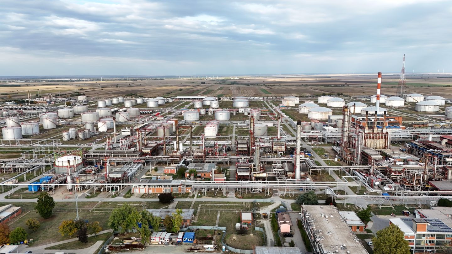 MOL to acquire Gazprom Neft’s stake in Serbian refiner NIS