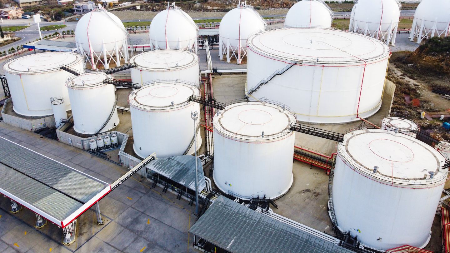 QatarEnergy estima pérdidas anuales de 20 mil millones de dólares después del ataque a Ras Laffan.