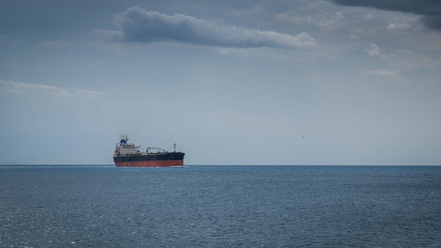 Los precios del petróleo caen mientras Estados Unidos y sus aliados buscan asegurar el Estrecho de Ormuz