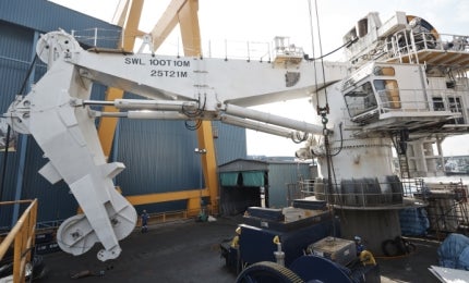 Knucle boom crane with active heave compensation